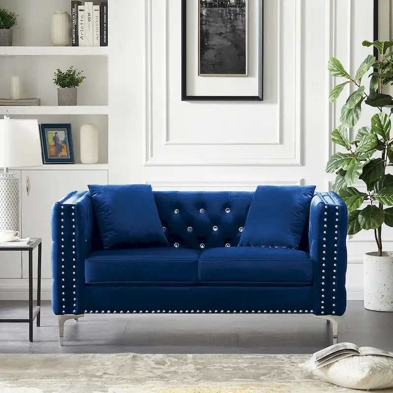Aksamitna sofa dwuosobowa z prostymi podłokietnikami, ozdobnymi guzikami z kryształkami i 2 poduszkami