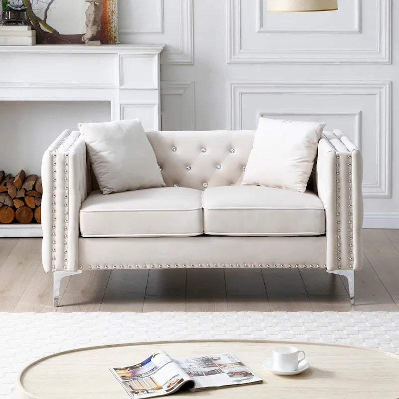 Aksamitna sofa dwuosobowa z prostymi podłokietnikami, ozdobnymi guzikami z kryształkami i 2 poduszkami