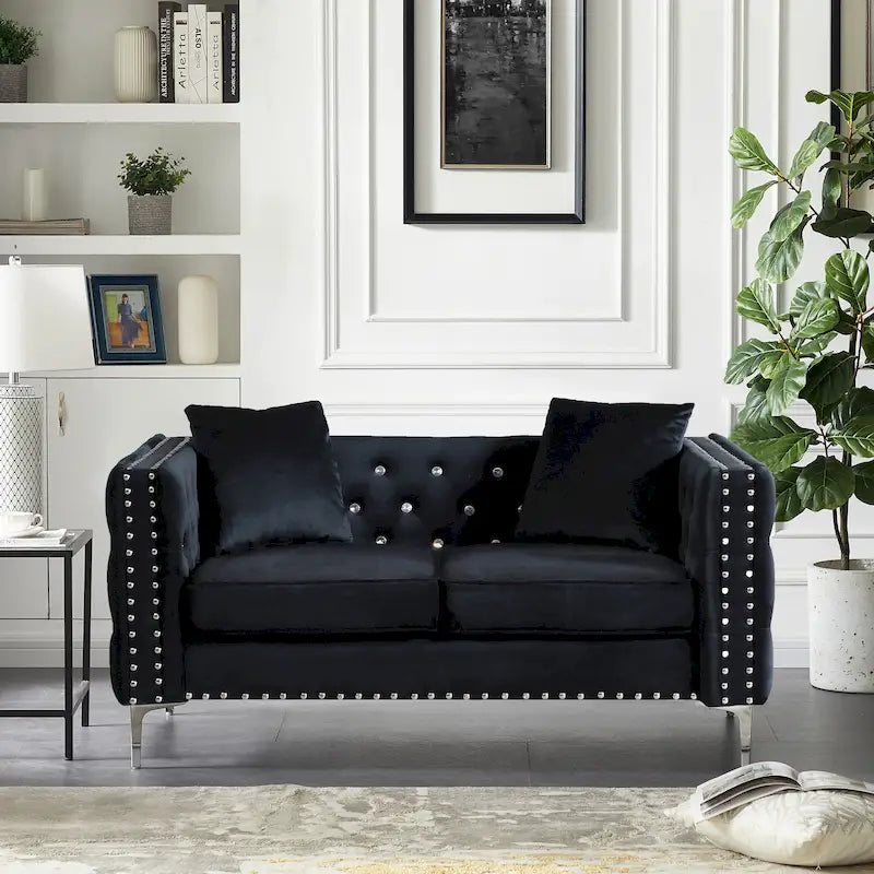 Aksamitna sofa dwuosobowa z prostymi podłokietnikami, ozdobnymi guzikami z kryształkami i 2 poduszkami