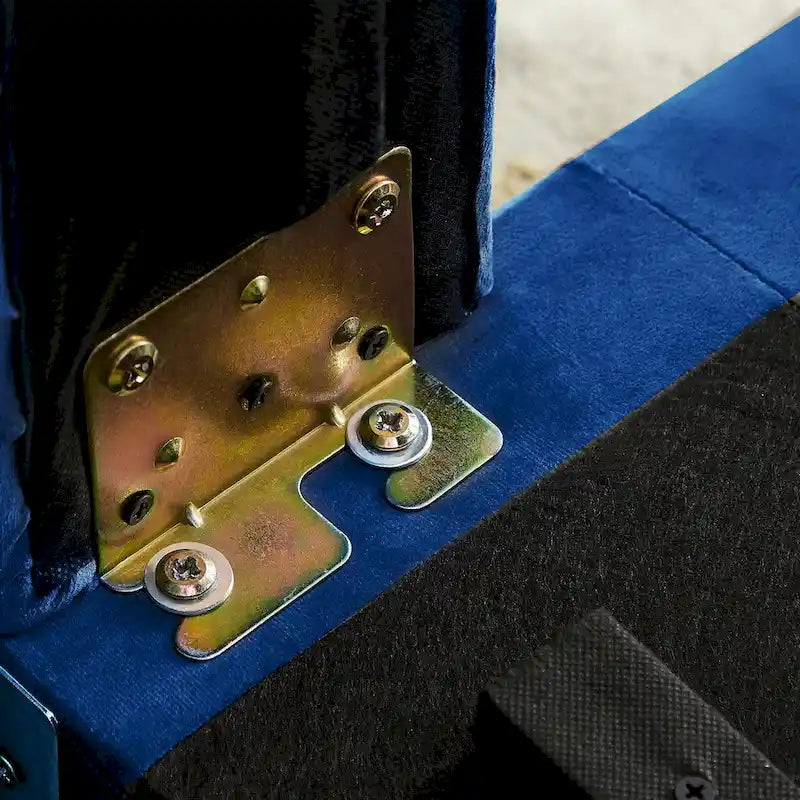 Samt-Zweisitzer mit geraden Armlehnen, Schmuckknöpfen und 2 Kissen
