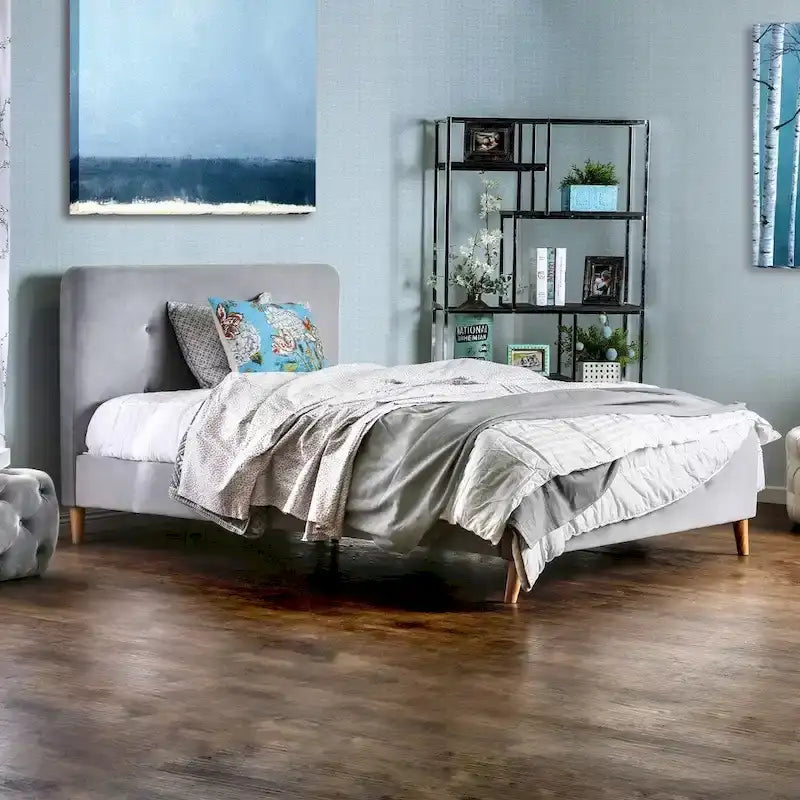 Letto moderno queen-size con base a piattaforma e testiera trapuntata in flanella