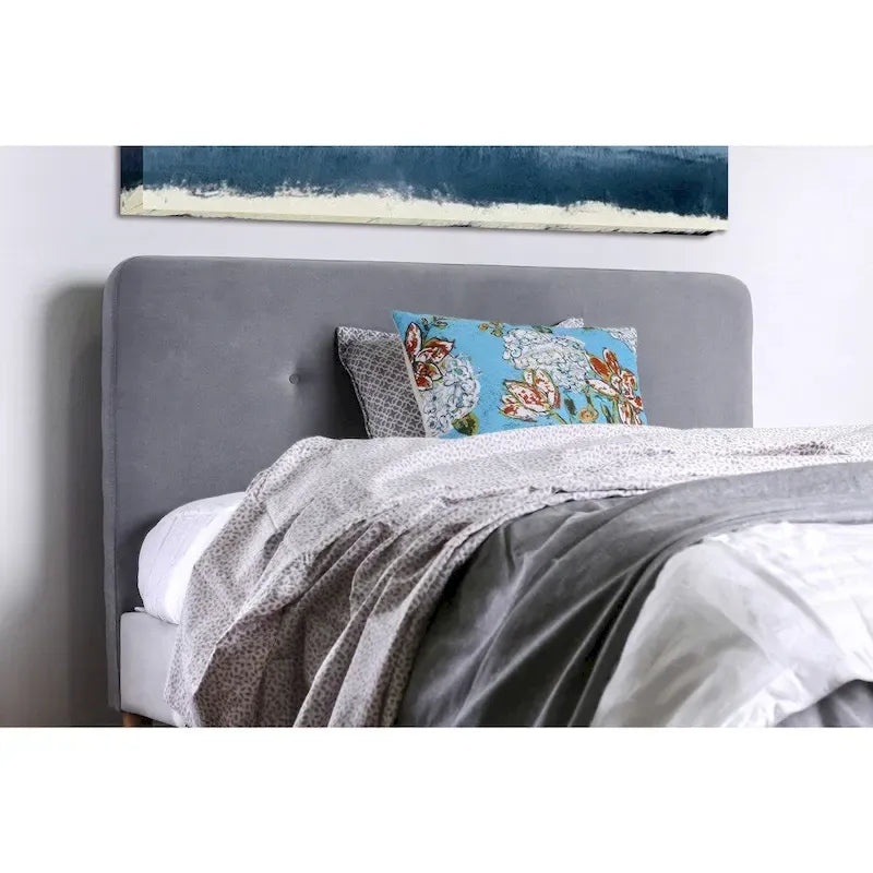 Letto moderno queen-size con base a piattaforma e testiera trapuntata in flanella