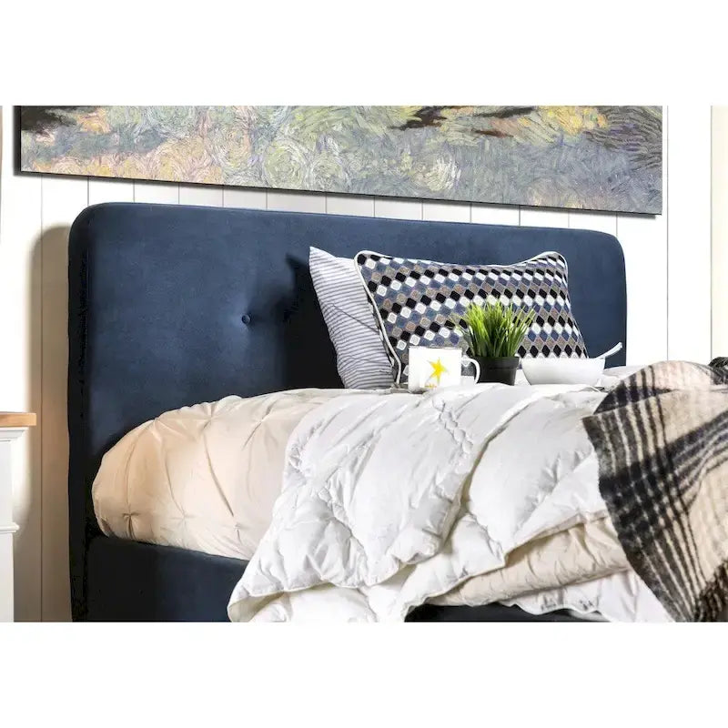 Letto moderno queen-size con base a piattaforma e testiera trapuntata in flanella