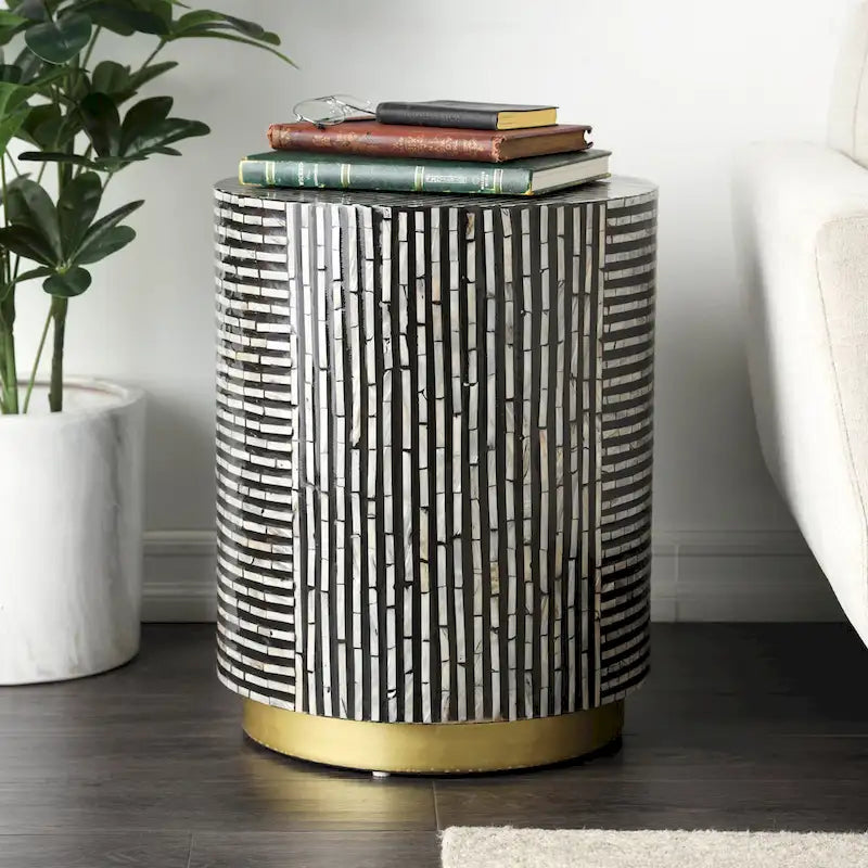 Table d’appoint en coquillage nacré avec base dorée et motif géométrique
