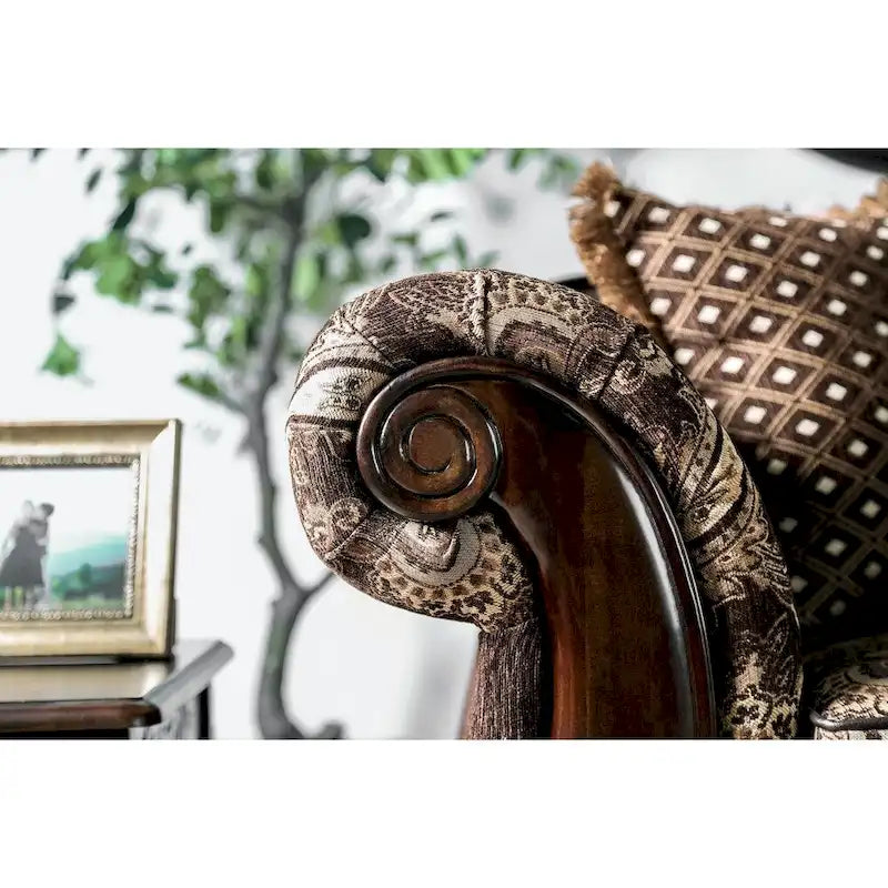 Traditionelles braunes Chenille-Sofa mit Holzverzierung und kunstvollen Details