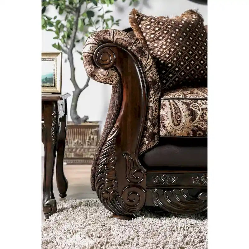 Tradycyjna brązowa sofa z szenilu z drewnianymi wykończeniami i ozdobnymi detalami